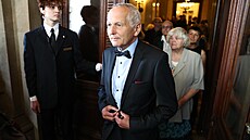 Léka Jan Pirk odchází z Národního divadla z rozlouení s Janem Kaerem (5....