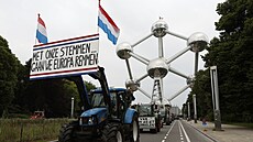 �Svými hlasy Evropu zpomalíme� stojí na transparentu na jednom z traktor�,...