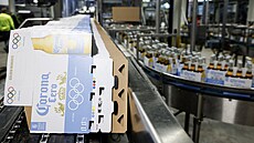 Olympijská edice nealko piva Corona Cero sjídí z plnicí linky pivovary AB...