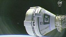Pilotované kosmická loď Boeing Starliner CST-100 při prvním připojení k...