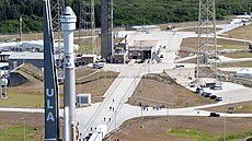 Raketa Atlas V i s lodí Starliner putuje na rampu SLC-41 na mysu Canaveral.