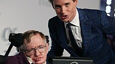 Fyzik Stephen Hawking a herec Eddie Redmayne, který vdce ztvárnil ve filmu...