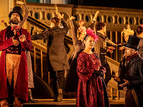 Zaátek sezony promní krumlovské zámecké zahrady v&#8239;romantický anglický...