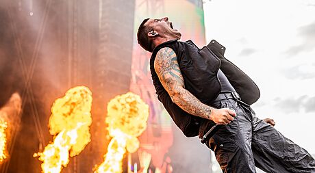 Australská kapela Parkway Drive rozjela na hradeckém letiti ohovou show. (13....