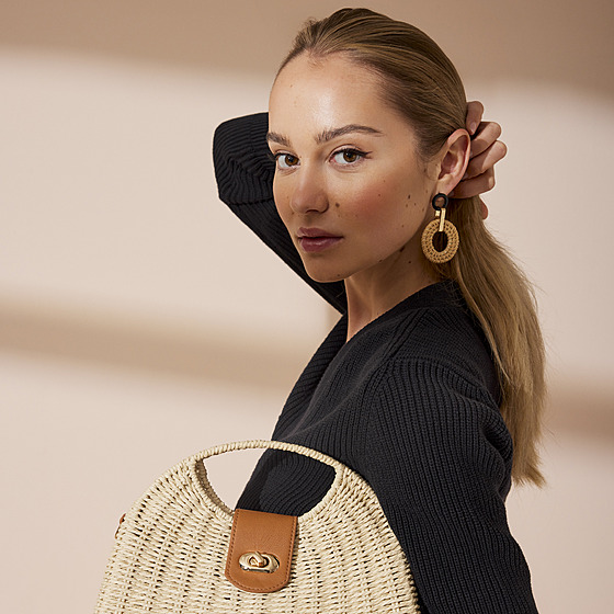 Kabelka z imitace proutí je hitem leto�ního léta, cena 499 K�