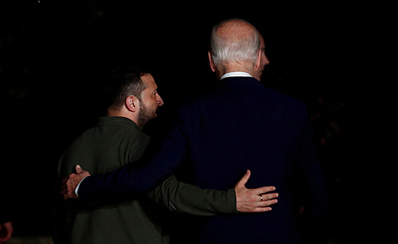 Americký prezident Joe Biden a ukrajinský prezident Volodymyr Zelenskyj po...