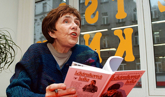 Spisovatelka Hermína Franková p�ed�ítá ze své knihy Lékárníkových holka (1996)