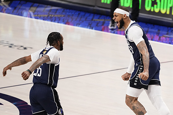 Daniel Gafford (vpravo) a Derrick Jones Jr. z Dallas Mavericks slaví bhem...