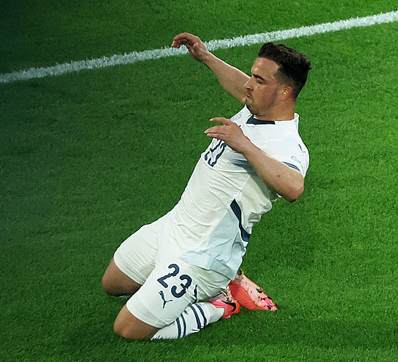 �výcar Xherdan Shaqiri se raduje z gólu proti Skotsku.