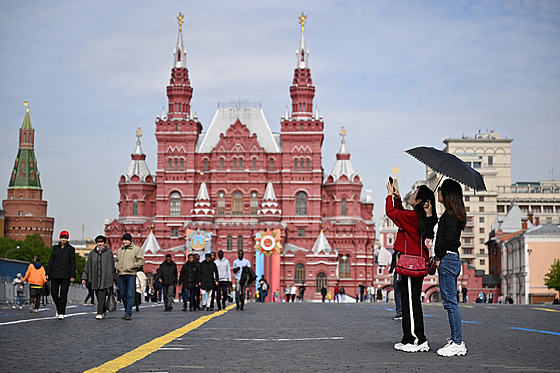 Lidé si fotí Rudé náměstí v Moskvě. (11. května 2023)