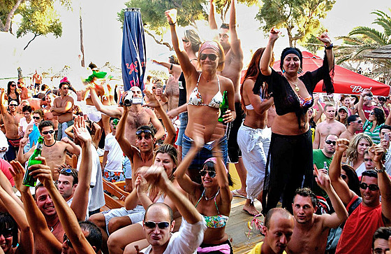 Party turist na plái Paradise Beach na eckém ostrov Mykonos