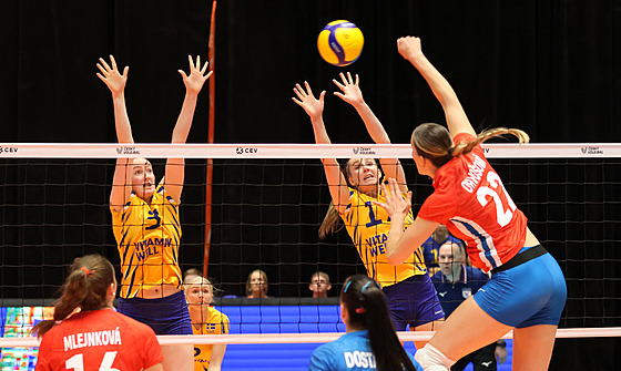 védské volejbalistky Linda Anderssonová a Anna Haaková se snaí zablokovat...