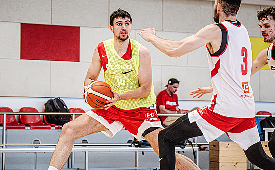 David Böhm pi tréninku eské basketbalové reprezentace