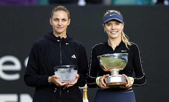 Karolína Plíková (vlevo) pózuje s trofejí pro poraenou finalistku turnaje v...