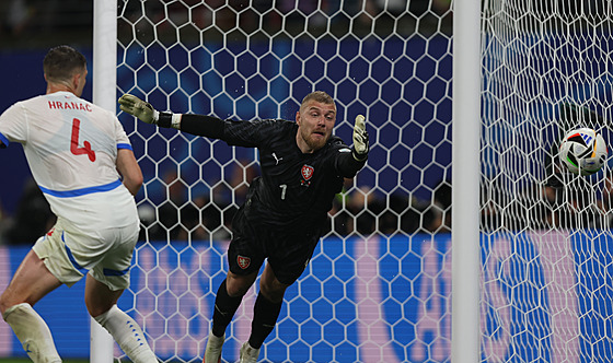 eský branká Jindich Stank se natahuje po míi v zápase s Portugalskem.