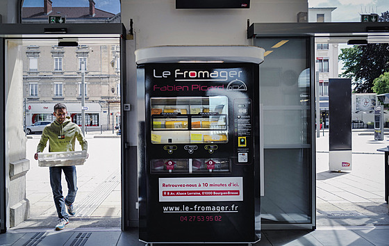 Francouzský sýra Fabien Picard plní automat na sýr na vlakovém nádraí v Bourg...