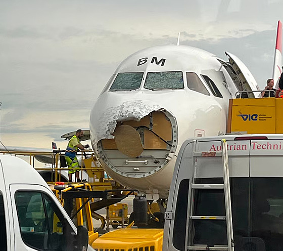 Kroupami pokozený boeing rakouských aerolinií po pistání ve vídeském...