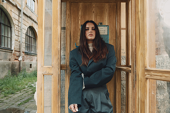 Ewa Farna ve videoklipu Vlny