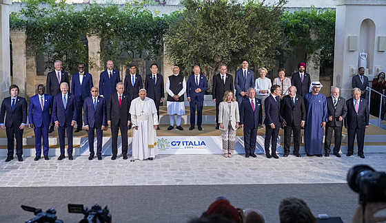 Skupinové foto lídrů vyspělých ekonomik G7 v Itálii s dalšími pozvanými...