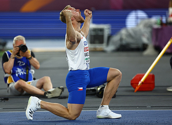 O�t�pa� Jakub Vadlejch se raduje z povedeného posledního hodu, kterým si...