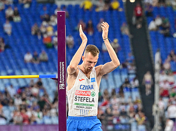 Vý�ka� Jan �tefela tleská po úsp�ném pokusu ve finále mistrovství Evropy v...