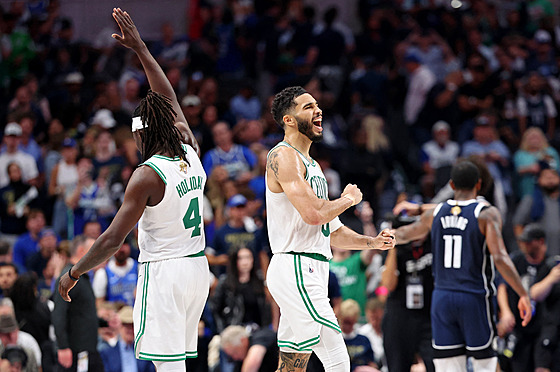 Jrue Holiday a Jayson Tatum slaví tetí triumf nad Dallasem.