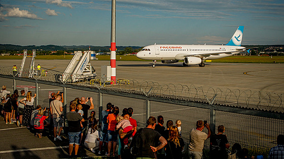 Na odlet �ekají za plotem p�íbuzní pasa�ér� i zv�davci, kte�í se cht�jí podívat...