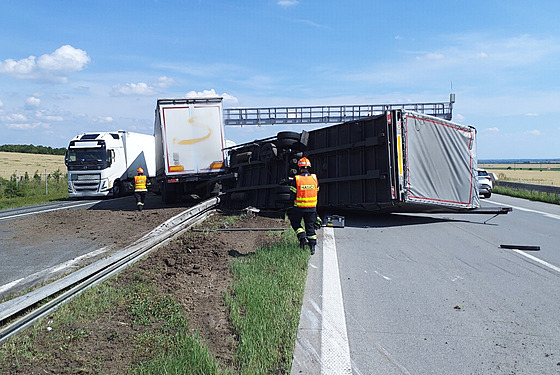 Pevrácený kamion u Staroviek na Beclavsku zablokoval D2 na Brno, omezen je i...