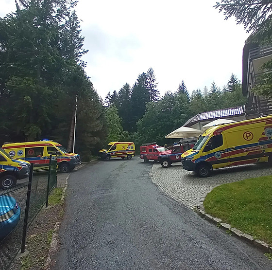 Blesk ve �tvrtek zasáhl skupinu turist� v horském sedle na polské stran�...