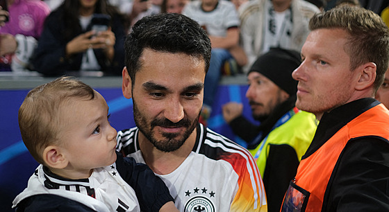 Kapitán nmeckých fotbalist Ilkay Gündogan po vítzném zápase na Euru nad...
