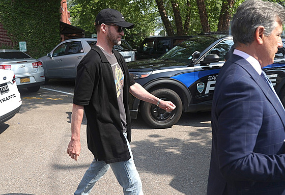 Justin Timberlake odchází po noci strávené na policejní stanici v v Sag Harboru...