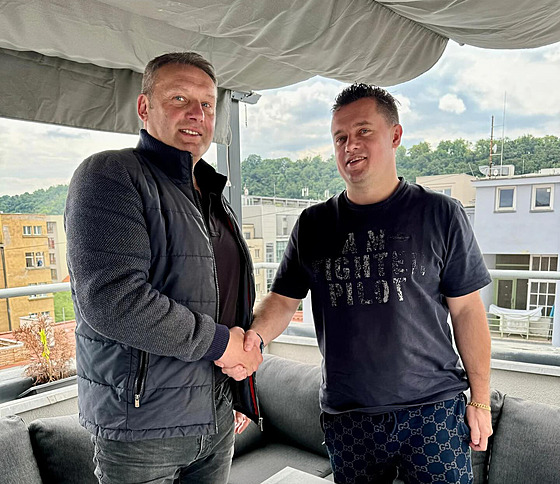 Fotbalový trenér Svatopluk Habanec (vlevo) poté, co podepsal smlouvu s...