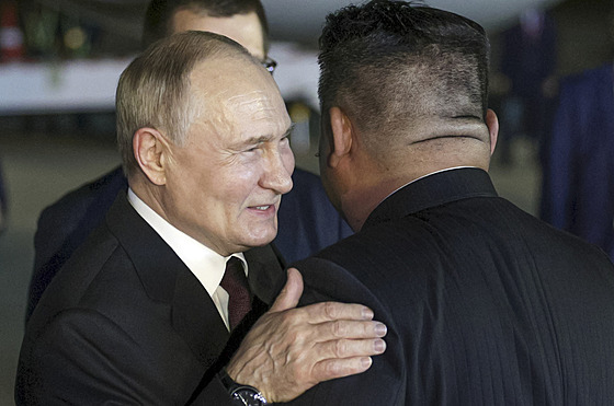 Ruský prezident Vladimir Putin (vlevo) a severokorejský vdce Kim ong-un (19....