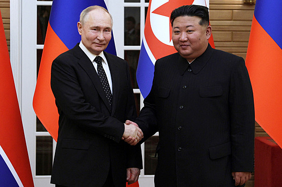 Ruský prezident Vladimir Putin a  severokorejský vdce Kim ong-un pi setkání...