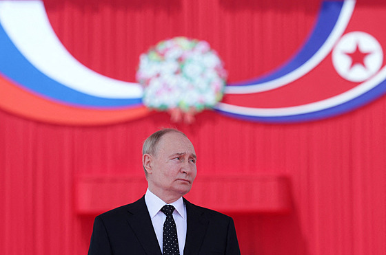Ruský prezident Vladimir Putin se účastní oficiálního uvítacího ceremoniálu na...