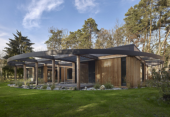 Pod ocelovým prstencem je krom� dvou budov nachází hlavní terasa zaji��ující...