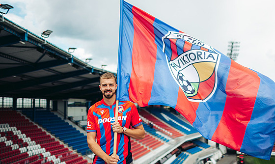 Daniel Va�ulín pózuje v dresu a s vlajkou Viktorie Plze�.