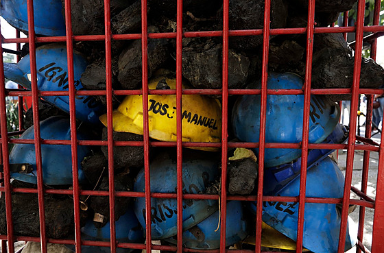 P�ipomínka tragédie v mexickém Pasta de Conchos, p�i které zem�elo 65 horník�....