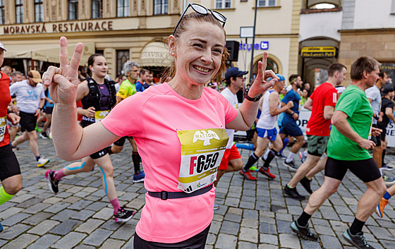 Olomoucké ulice opt zaplnili bci, kteí vyrazili na tra plmaratonu.