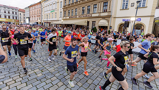 Olomoucké ulice opt zaplnili bci, kteí vyrazili na tra plmaratonu.