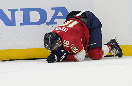 Aleksander Barkov z Florida Panthers kleí na led.