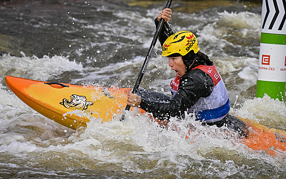 Tereza Fierová v lodi na kayakcross