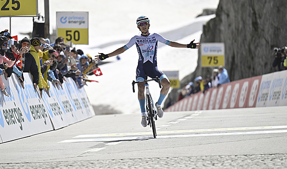 Torstein Träen slaví výhru ve tvrté etap Kolem výcarska.