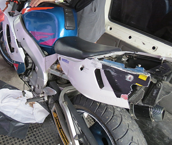 U okruní kiovatky v Jiín pi silniním závodu upadl idi motocyklu znaky...