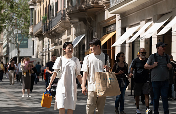 Zákazníci na barcelonské nákupní třídě Paseo de Gracia 12. dubna 2024....