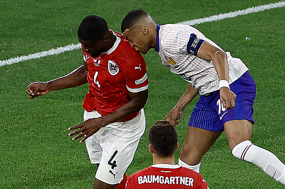 Francouzský kapitán Kylian Mbappé a jeho sráka s rakouským obráncem Kevinem...