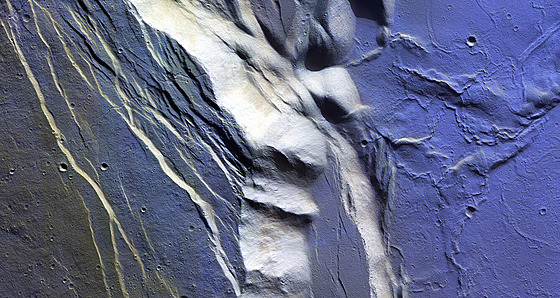 Nov� objevená námraza na vrcholu Olympus Mons, nejvy��í sopky nejen na Marsu,...