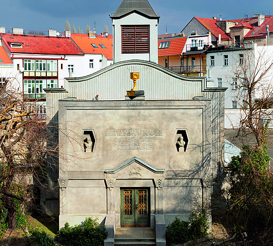 Symboly. Kalich a bible odkazují na uení mistra Jana Husa a na první pohled...