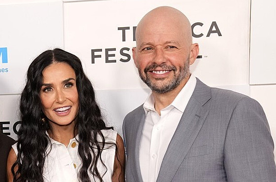 Demi Moore a Jon Cryer (7. června 2024)