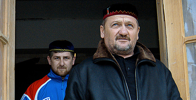 Kadyrov předhodil bodyguarda lvům. Otázky halí i smrt jeho otce a bratra
